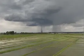 黑龙江牡丹江突遭龙卷风 巨大风柱连天接地图片