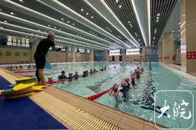 合肥多所学校开展“游泳进课堂” 全省鼓励有条件学校设游泳课图片