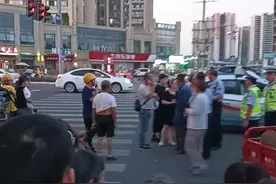 男子公交上偷亲女孩，坐出租车逃跑时被众人堵住，警方已介入处理图片