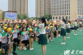 济宁高新区柳行中心幼儿园开展“萌娃当家 与爱同行”爱心义卖活动图片