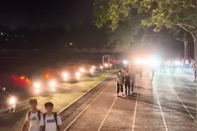 圆梦今夏！高三老师集体打亮车灯 为学生照亮前路图片