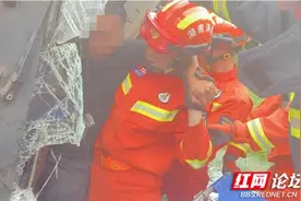 货车侧翻、油箱漏油！望城消防破拆救出被困人员图片