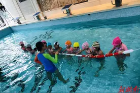 “泳”往直前 长沙新竹二小开展“游泳进课堂”防溺水主题活动图片