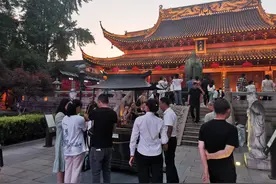 高考前夜福建家长在南京夫子庙祈福，母亲：没告诉儿子，都说母子连心，怕我紧张影响他图片