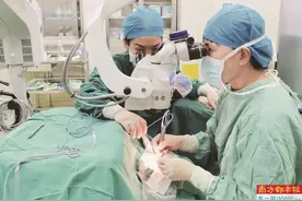 男子高度近视并发白内障 安装人工晶体恢复视力图片