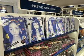 这家爱豆专辑和周边专门店正当红：人均消费250元，满足现买现拆的快乐图片