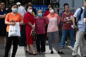 “ 考的都会”“写的都对” 北京十八中考点外老师家长花式为考生送考图片