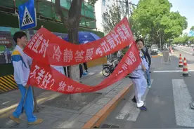 高考首日东直门中学考点：高三毕业生定制祝福横幅送同班同学图片