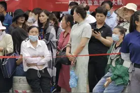直击聊城高考|家长穿旗袍送考，寓意“旗开得胜”图片