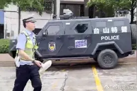 高考考生迟到着急进场跑掉拖鞋图片