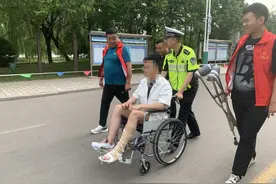 骨折考生行动不便 诸城交警“一对一”送考图片
