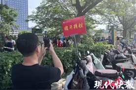 高考考点外，老师身穿“全力以赴”T恤将仪式感拉满图片