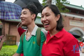 图集③｜高考首场考试结束，考生走出考场图片