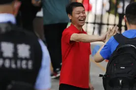 果然视频|高考开考！家长老师红衣送考，与考生击掌加油鼓劲图片