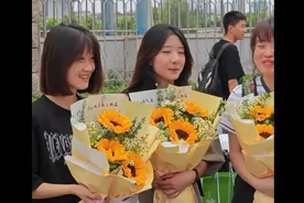 果然视频丨高考首场结束，考点外家长手捧鲜花，满脸笑容迎接考生图片