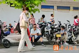 考场外的温情守候！陪考家长：希望孩子好好发挥图片