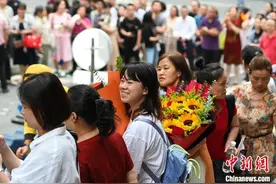 直击重庆高考首日：家长手捧鲜花迎接考生 仪式感满满图片