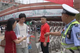 ​考生高考前丢了身份证！民警一小时办好送到图片