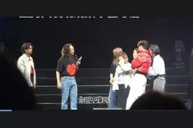 明星见面会香港主持人发出“港独”言论，全场齐喊“CHINA”教他做人图片