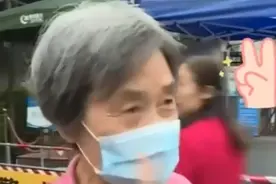 1978年第一届高考生到现场加油：曾坐在考场，站在考场，现在望着考场图片