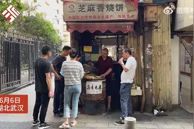 烧饼店老板连续11年为高考生免单：培养出两个读名校的儿子，知道读书的重要性图片