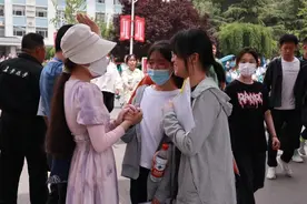 直击聊城高考|首场考试结束，带队老师与考生击掌鼓劲图片