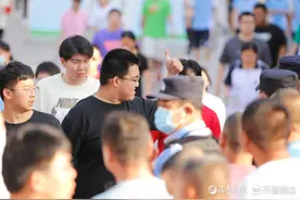 图集|高考首日考试结束，烟台考生手比大拇指兴奋走出考场图片