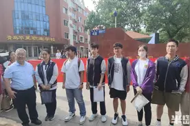 高考首日，这位老师辗转四地陪考，只为“让更多的学生看到我”图片