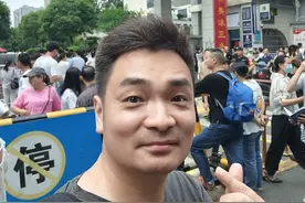 48岁的他，为陪女儿第二次参加高考图片