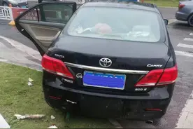 车速太快“急刹”避让车辆，小轿车“漂移”撞上信号灯杆图片