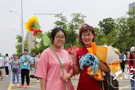 送考服+印字面条 高考场外仪式感满满图片