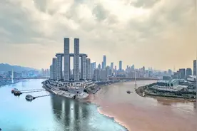 重庆朝天门两江交汇再现“鸳鸯锅”图片