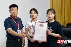 老人倒地扶不扶？湘南幼专两名学生这样做图片