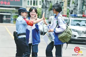 2023年夏季高考开考：场内他们奋笔疾书，场外他们让人暖心图片