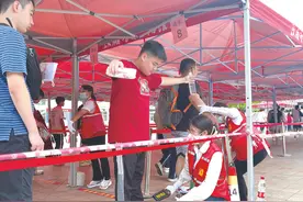 场内考生全力以赴 场外他们全程守护——高考首日平稳顺利秩序井然图片