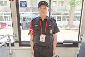 公交车上的平安守护者图片