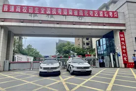 “985”、“211”警车共同守护长沙雅礼中学考点，为考生加油图片