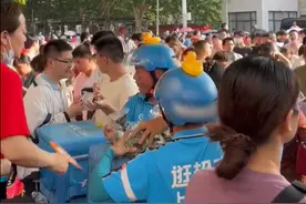 外卖小哥买数百个粽子送考生：自己没考上大学一直有遗憾，写下谐音对联祝考生“一举高粽”图片