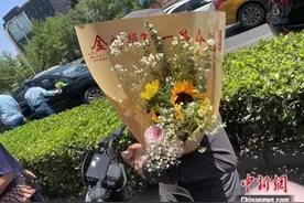 “落笔生花”、一“菊"夺葵，高考鲜花卖疯了！有人半天挣千元图片