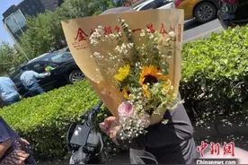 一菊夺葵，高考鲜花卖疯了！猜猜"985"是啥图片