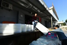 新发地“冰工厂”加大产量应对高温，日产冰块400吨为果蔬保鲜图片