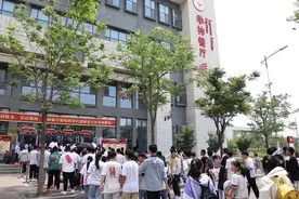 高考期间考生吃上免费“圆梦餐”！每餐都有专属寓意，满满都是母校的爱图片