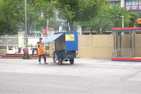 摊主骑着三轮车“冲进”消防队，咋回事？图片