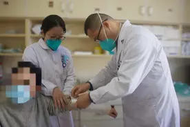 钱报健康小站丨孩子手臂突然不能动了！骨科医生：这些动作很危险图片