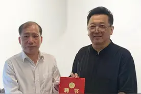 著名男高音歌唱家、声乐教育家郁钧剑来吉首大学讲学图片