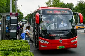 北京核心区巡游定制公交正式上线，覆盖南锣鼓巷、景山、西单多个热门区域图片