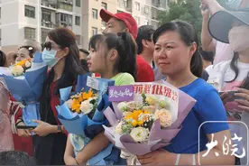 高考落幕，考场外的等待与迎接图片