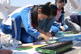 世界海洋日，青岛百余名少年共绘“我心目中的海洋”图片