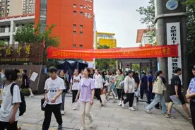 刚刚，高考结束！实拍考场外的一幕幕……图片