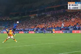 顶级头球！马莱莱旱地拔葱超远头球砸地入网，青岛门将全程目送图片
